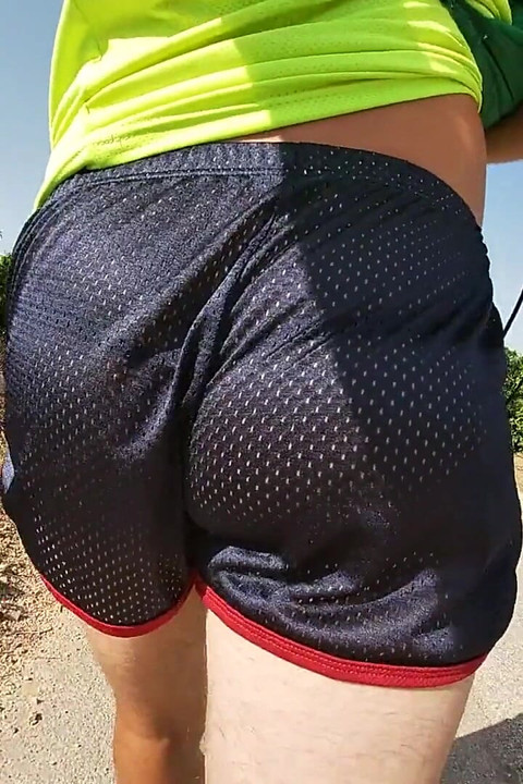 כל כך חם! רצה עם הזין הזקוף שלי בחוץ, לובשת זין מבריק ושקוף מכנסי ספורט קצרים