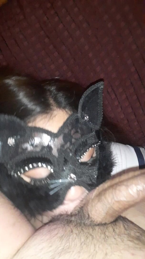 Adolescente lambendo minhas bolas