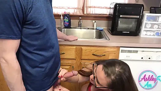 Tam hizmet - Ashley Ace Logan'ın tüm borularını boşaltıyor!