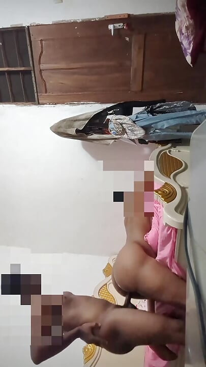 ベッドで美人女性の生々しいトゥワーク - 彼女は最高だ