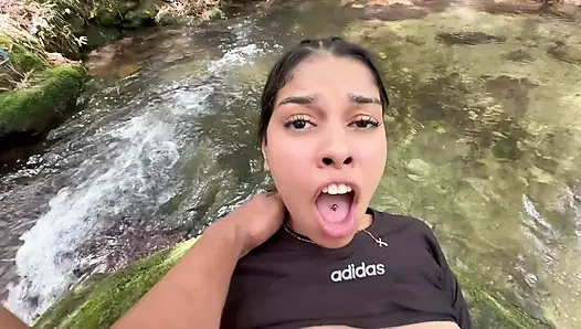 Sara'nın orospu, arkadaşının cuckold erkek arkadaşının onu kıçından sikmesini seviyor.
