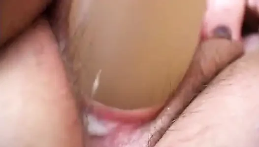 Fettes amateur-mädchen wichst ihre muschi mit einem dildo