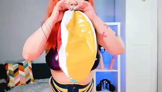 Üvey annen tarafından plaj topu şişiriliyor