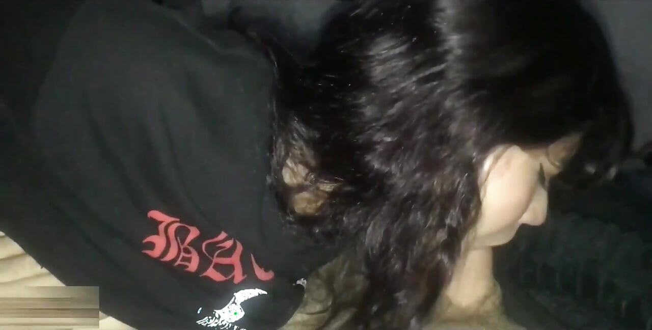 Aku fingering memek adik tiriku yang lagi sange dan crot di mulutnya saat pacarnya lagi di perjalanan