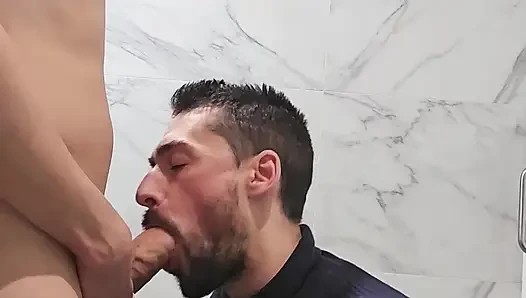 Ateşli baba umumi banyoda büyük yarak emiyor