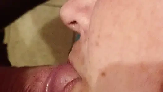 Kocamın yarağını emerken gülümü kullanarak boşalıyorum