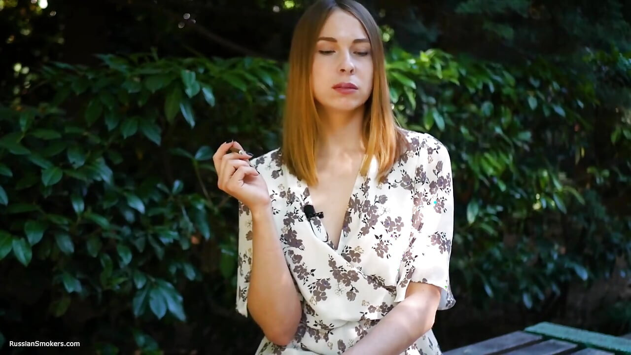 Євгенія курить міцні сигарети