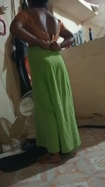 deshi aunty saree change & showing pussy