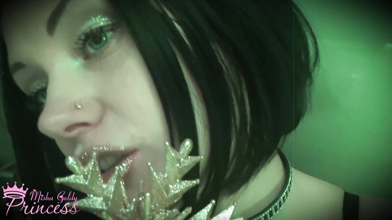 The most mesmerizing  golden lipstick