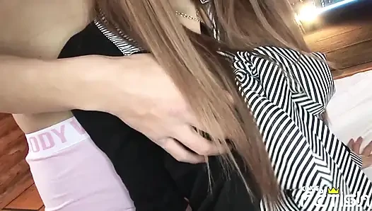 Kızıl saçlı Japon sevgilisi amıyla oynarken gözleri bağlı büyük yarağını emiyor
