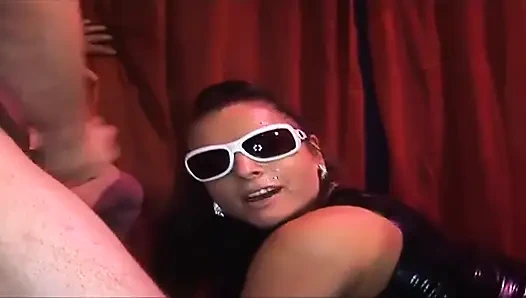 Latex-MILF weit gedehnt von mehreren schwänzen im gangbang