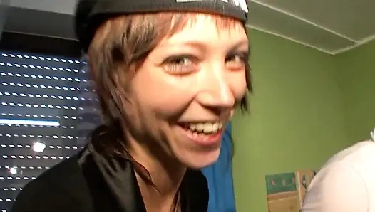 Дикая групповая секс-оргия с горячим лизанием и трахом