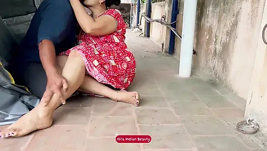 Nachbars onkel fickt desi-milf grob auf dem boden. Geile betrügende ehefrau in der muschi gefingert und hart gefickt