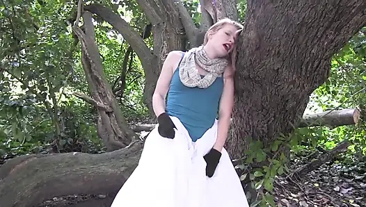 Она взбирается на дерево и трахает пальцами ее киску