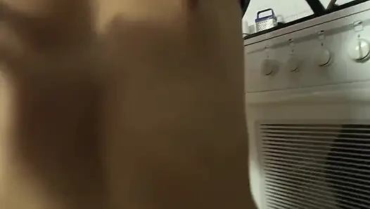 Секс на кухне с горячей крошкой-блондинкой