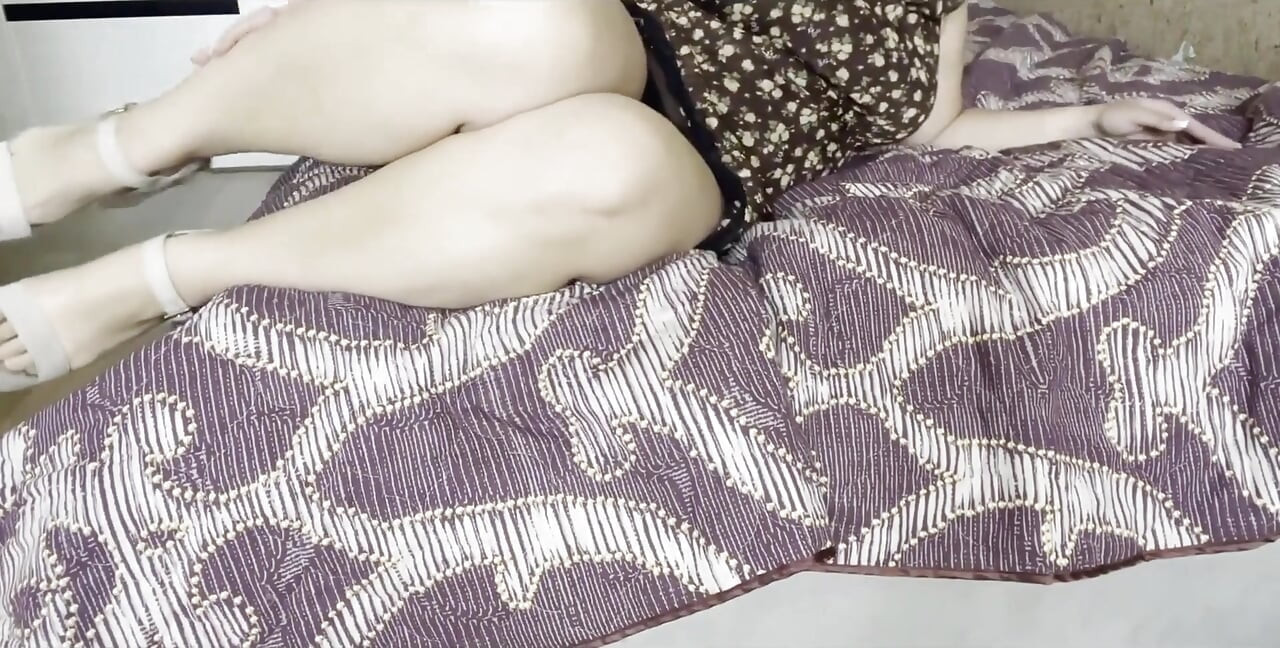 투명한 팬티를 입은 밀프 새엄마가 젖은 보지를 자위해