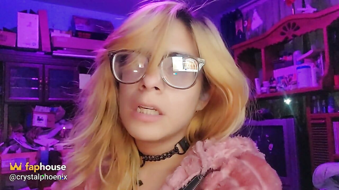 Sissy đeo vòng cổ gợi cảm tại nhà thờ Asmr