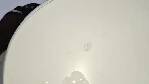 Bir kölenin içebileceği bir sürü kalın sperm ve sağlıklı altın süt sağlıkları için iyidir.