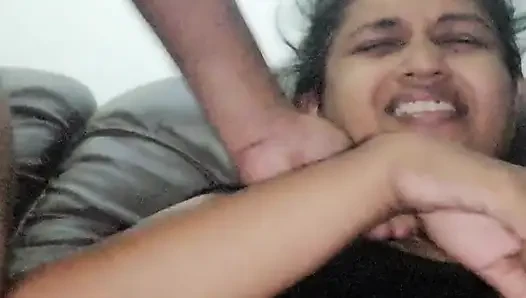 Tante tetangga desi mengisap penisku