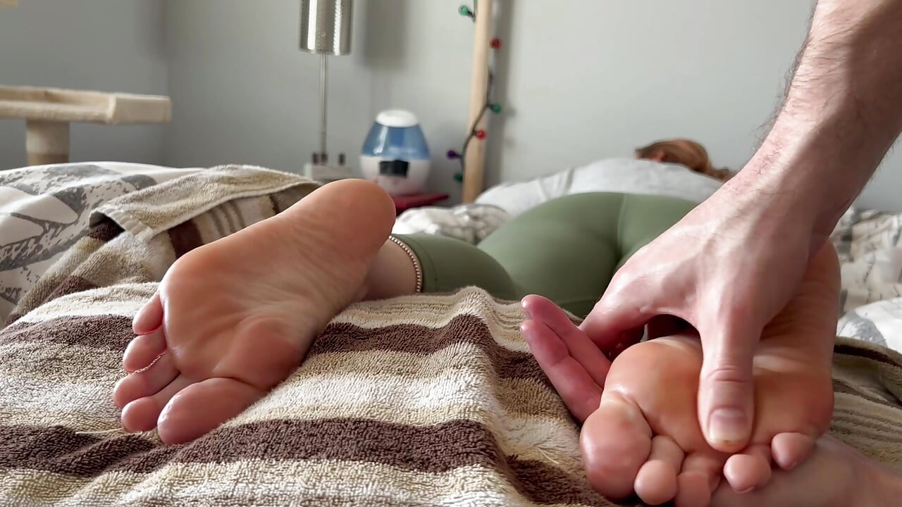 Las suelas cremosas suaves de la madrastra esperando un masaje cuando papá no está en casa