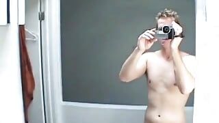 Une petite amie sexy prend une belle douche et se rase