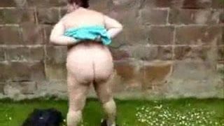 Abuela gorda mostrando su cuerpo desnudo