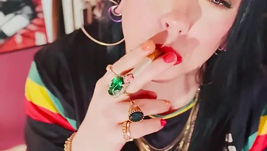 İngiliz tart Tina Snua Chain kibrit ışığı yanmış 2 Çin sigarası içiyor - sürüklenen sigara içen omi ome snap inhales