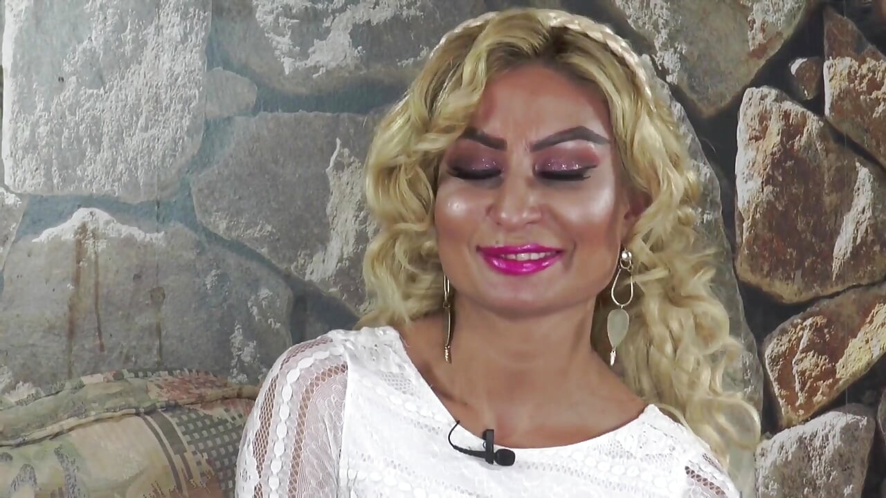 Gara-gara ketemu sama tante seksi dengan stoking jala, kamu harus ngentot dia habis-habisan!