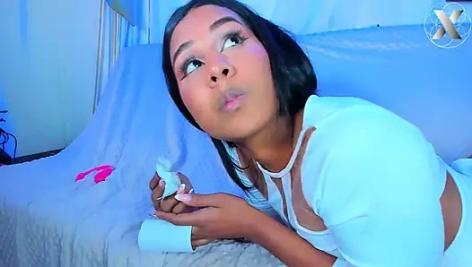 Masturbiere mit Unterwäsche an: durchdrungen von Aufregung und dem Geruch von Sex