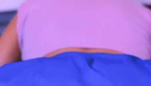 Kız öğrenci üvey erkek kardeşini baştan çıkarıyor ve sert yarağına atlıyor