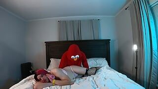 Elmo baise une femme trans