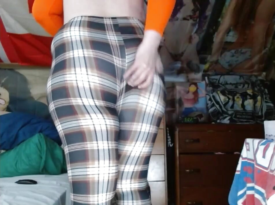 Fat Sissy CosmicJones88 Shakes Big ass in Leggings and without