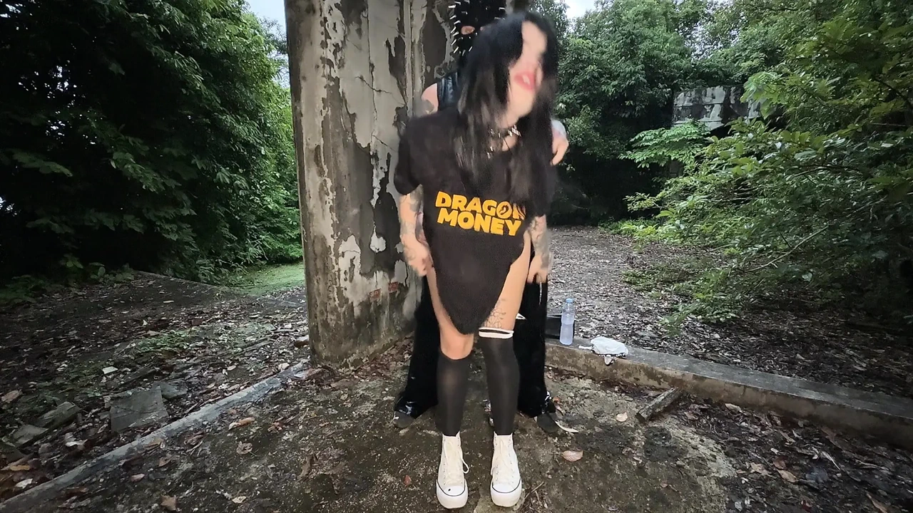 与Altgirl的约会以粗暴性爱和在废弃的地方深度口交结束