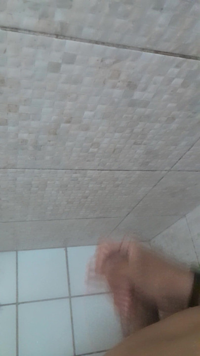 Pamer kontolku di kamar mandi