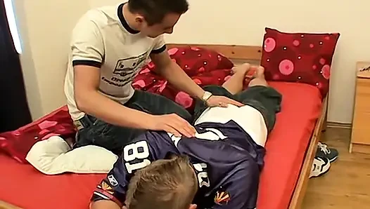 Muhteşem oğlanların götlerini dövdürüyor
