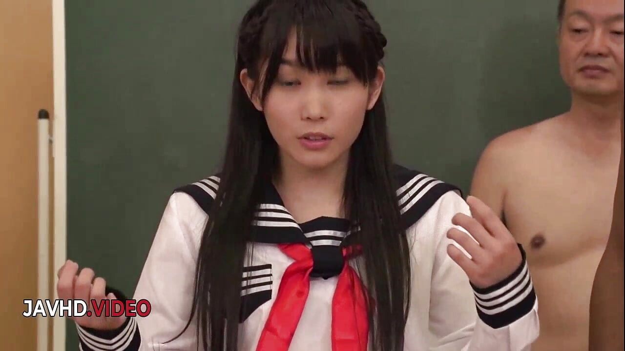 Yui kasugano si cewek kurus dicrot di dalam sama dua kontol di seks threesome di sekolah