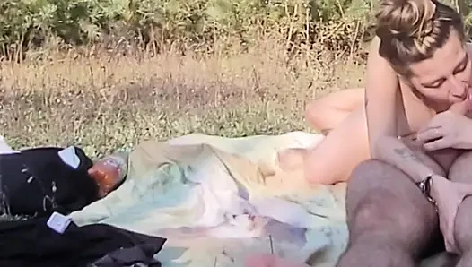 публичный минет с глубокой глоткой на улице