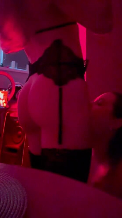 S’amuser dans la cuisine, une jolie fille encule sa voisine et lui suce la bite | Clip 1
