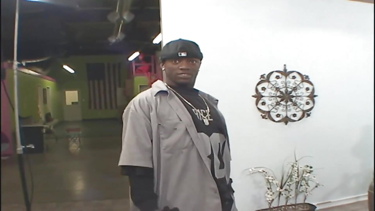 거대한 페니스 폴을 기다리는 Filly의 사랑스러운 맛있는 보지