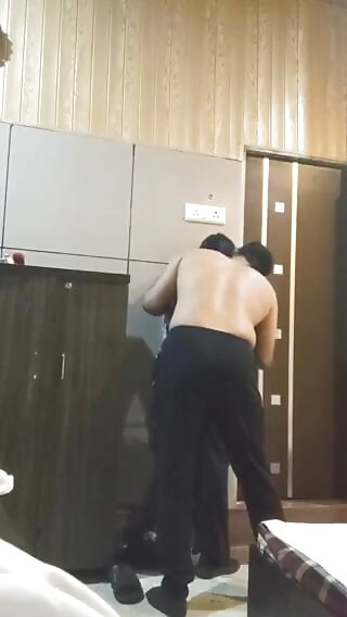 Hintli öğrenci öğretmeni tarafından dinlenme odasında sikiliyor