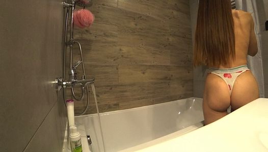 Vreemdgaan. Man gaat aan het werk en vrouw neukt in de badkamer met een vriend. anaal thuis
