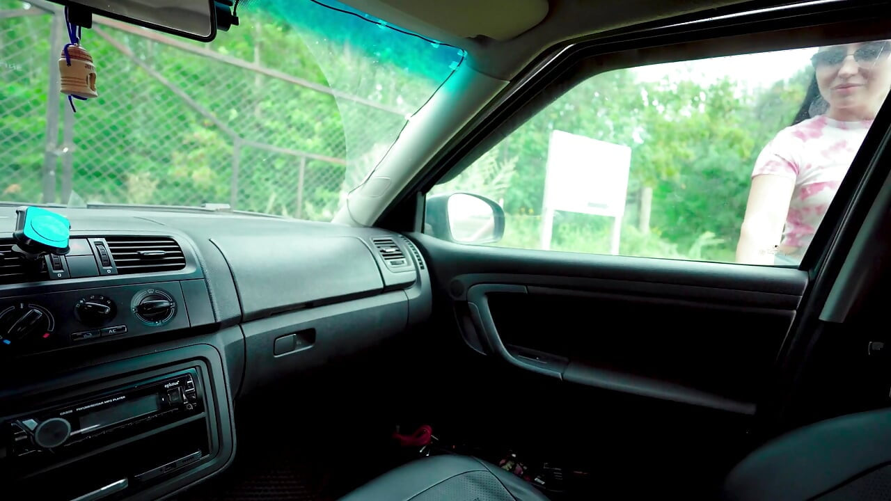 Masturbación en el coche y limpieza con toallas de papel