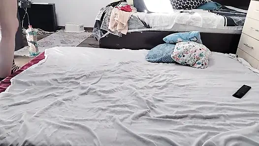 Sexy brünette, die nackte hausarbeiten macht.