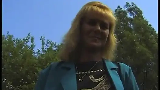 Cewek dewasa rambut pirang dengan memek berbulu bersenang-senang di luar ruangan