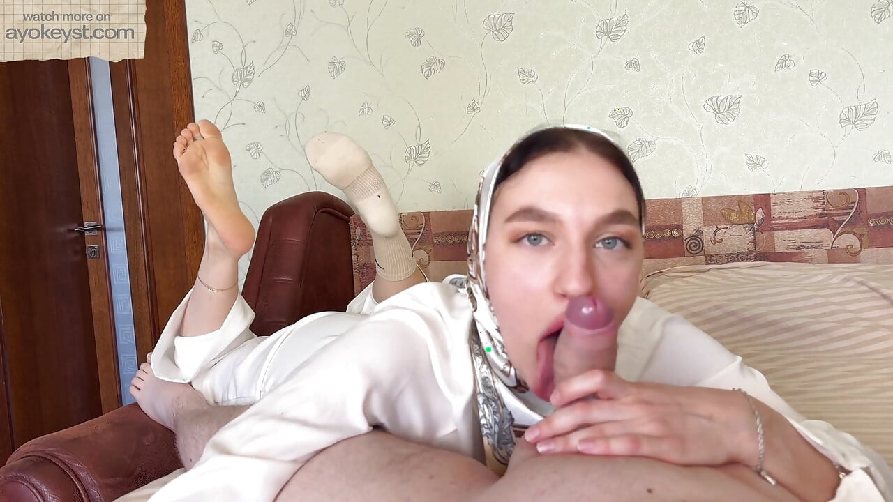 Gorge profonde et footjob de Sexy Beauty en Foulard