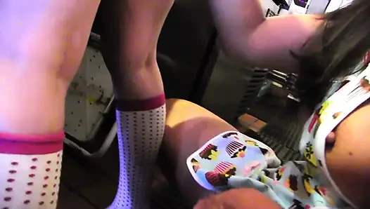 Dua tanggul di dapur bermain es krim