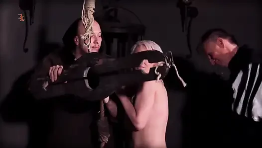 Güzel laundress Eva götünü sallayarak baştan çıkarıyor ve bunun için cezalandırılıyor