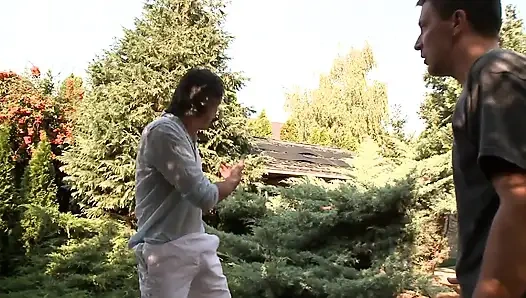 Ateşli Sarışın Komşu Oturma Odasında Sert Sikiliyor