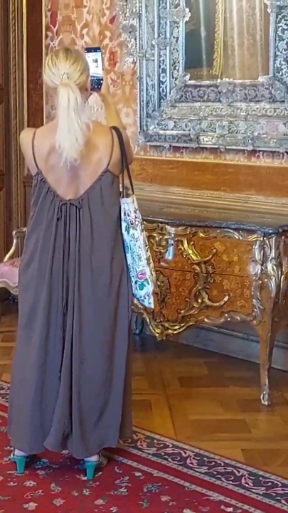 金发成熟妻子散步后享受性爱