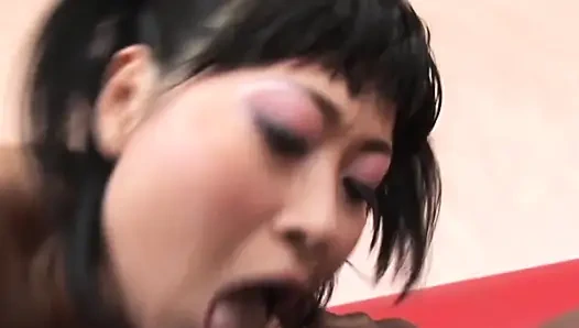 Büyük zenci yarağı ıslak gırtlak ziyafeti öncesi deneyimli sürtüğün amını esnetiyor